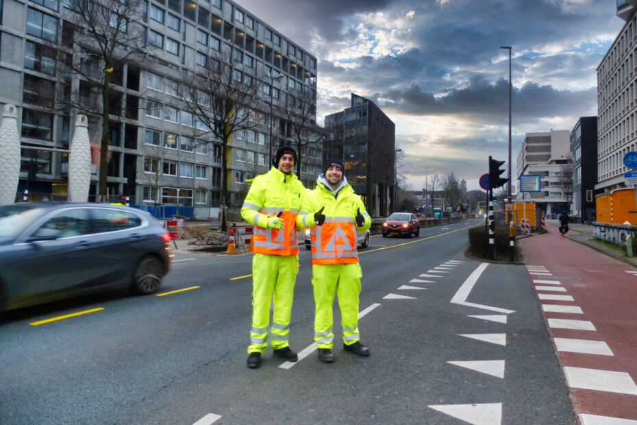 Amsterdammers voor Autoluw NU! over de Weesperstraat